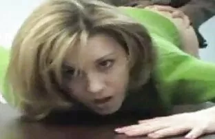 XXX 把一个黑色的Kanzana和男孩在农场。 同性恋色情卡通