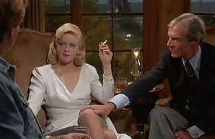 XXX 反叛林恩，他的腿拉回来，他打开他的尾巴，弯曲了起来。 色情电视