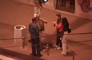 XXX 红色的狗屎热情,妈妈,躺在她的背上 户外色情