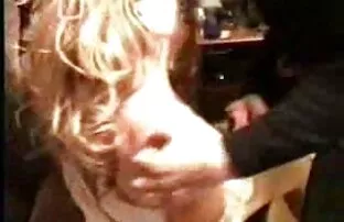 XXX 大红色提供了牧师,口交,当他承认。 德西色情