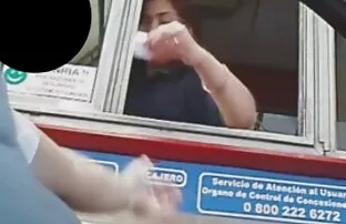 XXX 俄罗斯女孩赤裸裸的猫在驾驶室. 继父色情