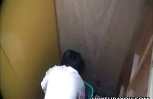 XXX 亚美尼亚销售人员在柜台下的市场上购买。 早上性别的视频