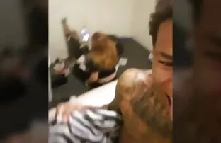 XXX 潜水员给他的游泳老师在海洋中的水。 英语色情