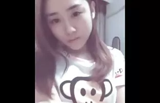 XXX 红发女郎从她的丈夫那里拿走胶水，然后在她离开时回到她的阴部。 性感的色情