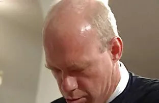 XXX 一个有钱的家伙把一个提出了一个女孩，18岁。 俄罗斯色情