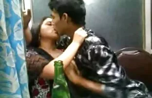 XXX 俄罗斯女性，而不是口交把奶油变成情人 充满激情的性爱