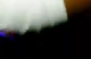 XXX 那个俄罗斯人把那个年轻女人推到了他的喉咙。 黑色的性别视频