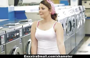 XXX 俄罗斯瘦在她的屁股 性感的视频蓝色