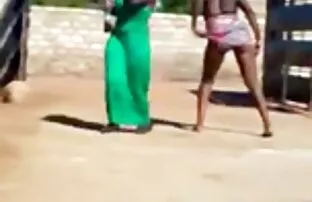 XXX 俄罗斯女人不好意思有在家里的色情，其中业余戴着眼镜的黑色 性爱娃娃色情