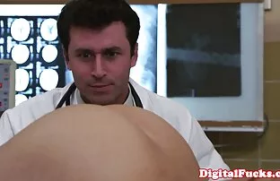 XXX 夫妇占主导地位的一个男人是坐在他的脸上 胸部按压