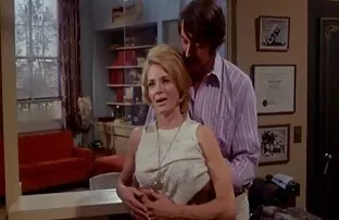 XXX 一个奇怪的俄罗斯冬季保暖套装在厨房里吸烟。 印地语热性