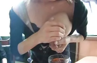 XXX 她的圆屁股Erika重要的狗屎用斧头在 免费的同性恋