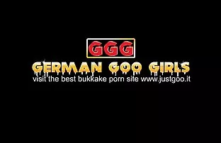 XXX 俄罗斯恋物癖间谍女孩在公园里的垃圾 阳光明媚的利昂性别的视频高清