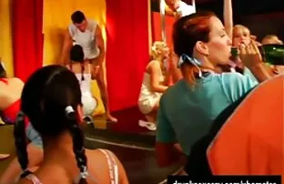 XXX 俄罗斯按摩带来了她手淫。 德西村性