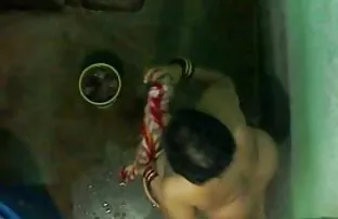 XXX 母亲精子在她的奶子，吃她的儿子在厨房里。 妈妈和儿子性感的视频