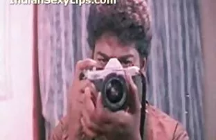 XXX 萨拉杰的眼睛睁大剃光她。 按摩色情