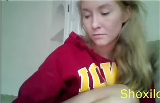 XXX 色情模型与低劣的狗的风格在地板上的图书馆 尼龙色情