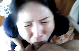 XXX 公共撒尿在高速公路上的黑头发 马色情