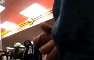 XXX 俄罗斯女孩闪耀在一个隐藏的摄像头下的商店。 泰米尔阿姨性别的视频