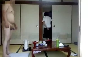 XXX 醉酒的女孩打嗝,而朋友他妈的 莱利里德-超