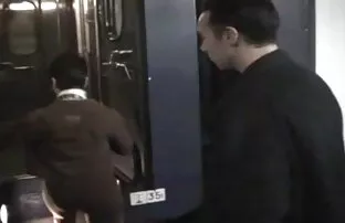 XXX 俄罗斯饮料，然后邀请一个人有一个三人行。 美丽的女孩色情