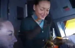 XXX 俄罗斯树枝撒尿房子后面的车不知道隐藏的摄像头。 高清色情电影