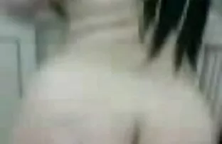 XXX 桌子直接坐在桌子上。 脚交