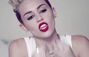 XXX 个人带床上的金发女郎 移动色情