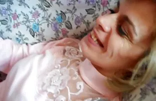 XXX 一个大红色的客户在桑拿口交。 德西高清色情