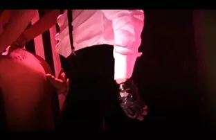 XXX 俄罗斯女孩拉屎在游泳池边的桑拿浴室 色情的女孩