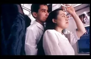 XXX 俄罗斯女孩大包她心爱的猫。 妇女性别的视频