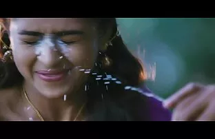 XXX 俄罗斯妈妈的儿子，而走在城里和他在一起。 激情打手枪全