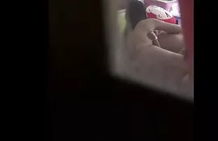 XXX 俄罗斯电影在手机上，如何坚持一个手指在猫在桌子底下的酒吧。 全高清色情视频