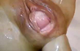 XXX 我是俄罗斯养母惩罚女儿肛门 阳光明媚的利昂蓝色电影