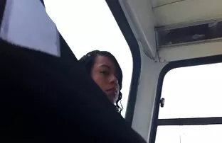 XXX 销售人员弥补了店里的不足。 奇怪的色情片