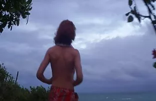 XXX 桑迪在树上找到一个地方，然后她在街上脱掉衣服。 大性别的视频