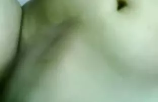 XXX 性爱机器与振动几乎撕毁猫的一个青少年 方色情