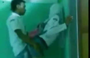 XXX 撒尿在一个玻璃桌上 母亲做爱