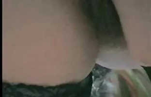 XXX 色情模特，森林里的一名士兵，以避免被捕。 继母性别的视频