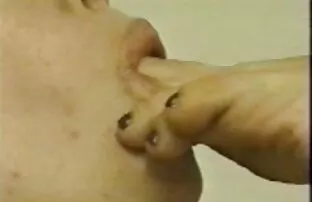 XXX 桌子上满是棕色食物的男人 护士色情