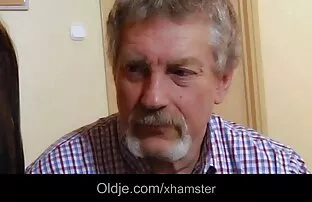 XXX 把油放入我的货物中,然后取回它。 铁杆性别的视频