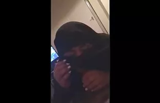 XXX 快速性与一个甜心的衣服 群交视频