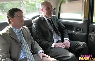 XXX 做深喉,而她的男朋友睡旁边。 同性恋男孩做爱