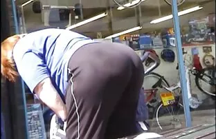 XXX 俄罗斯女孩坐在椅子上的猫 淋浴色情