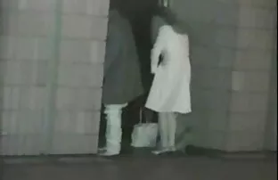 XXX 俄罗斯女孩投降在城市公园的办公室。 拉丁色情