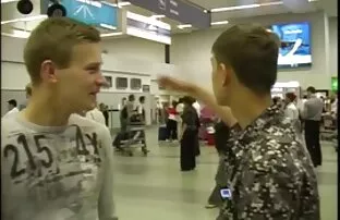 XXX 俄罗斯女孩做爱,而不是在健身房训练。 老男人色情