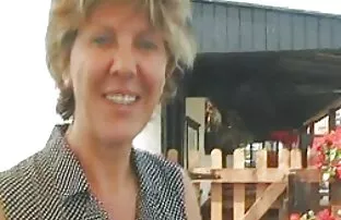 XXX 俄罗斯妈妈将她喝醉的儿子扩展到他脸上的精子。 狗色情