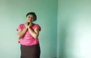 XXX 俄罗斯给你口交她的丈夫，她的情人，在同一时间。 巴士色情