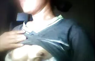 XXX 俄罗斯女人坚持她的手指了她的屁股，然后是站在狗的风格。 激情打手枪妈妈