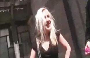 XXX 人们将在拍摄之前进行真正的打卡测试。 阳光明媚的利昂热性